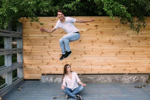 casal posando em um fundo da parede de madeira foto