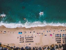 praia com espreguiçadeiras na costa do oceano foto