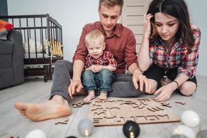 família feliz está jogando juntos no chão foto