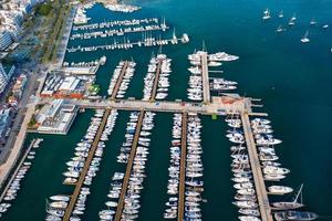 paisagem com barcos na baía de marina, mar, edifícios na cidade. foto