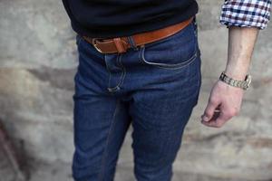 um homem vestido de jeans, um close-up foto
