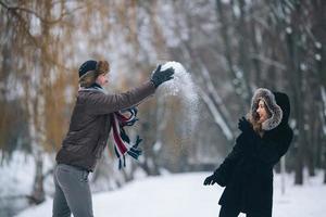 homem e mulher jogando bolas de neve foto