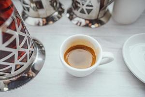 xícara de cappuccino na mesa de madeira branca. foto