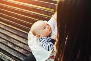 mãe e duas filhas descansam em um banco foto