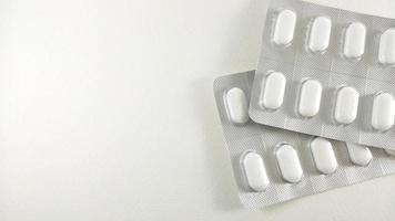 2 embalagens de comprimidos de cálcio em branco, colocados em um fundo branco. v2 foto
