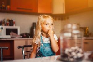 menina na cozinha foto