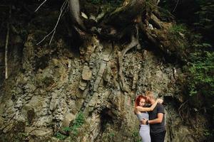 lindo casal no fundo da floresta foto