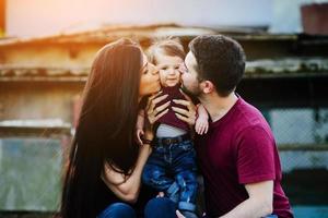 jovem família com uma criança na natureza foto