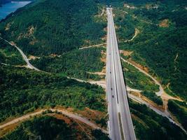 vista aérea da estrada nas montanhas foto