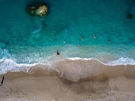 vista aérea do drone voador de pessoas relaxando foto