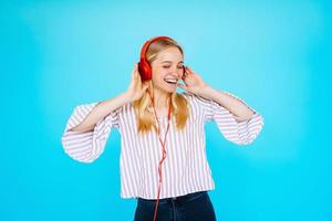 dançarina ouve música em fones de ouvido foto