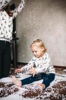 menina está brincando com bolas de espuma foto