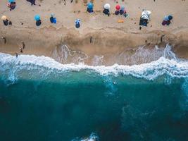 praia com espreguiçadeiras na costa do oceano foto