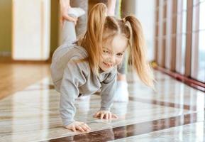 menina rasteja em suas mãos foto