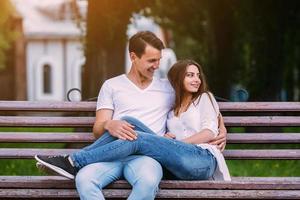 homem e mulher em um banco no parque foto