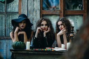 três bruxas na mesa foto