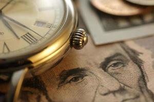 tempo e dinheiro. tom de ouro. close-up - imagem de stock foto
