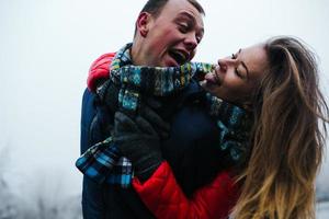 jovem casal lindo se divertindo foto