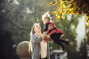 mãe e filha brincando em um parque foto