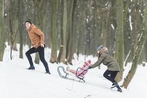 pai e mãe com uma filha no parque foto