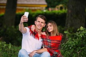 lindo casal jovem faz selfie foto