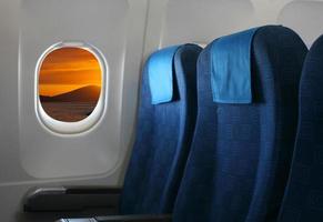 janela e assento de avião foto
