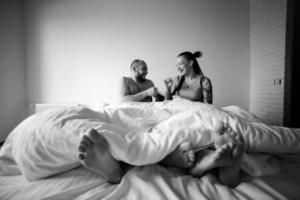 homem e mulher na cama foto
