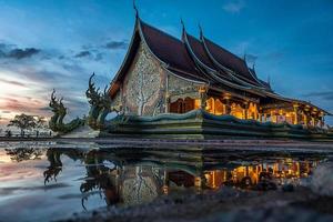wat sirintornwararam o templo na província de ubon ratchathani, tailândia
