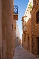 antiga rua estreita em mdina, malta. foto