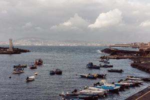 cais com barcos na beira-mar foto