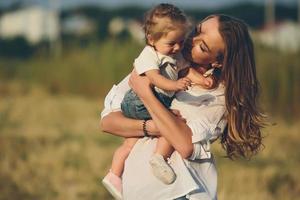 mãe e filha em uma estrada rural foto