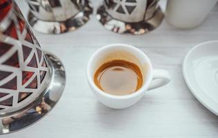 xícara de cappuccino na mesa de madeira branca. foto