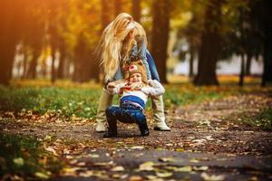 mãe com filha no parque outono foto