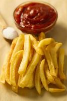 batatas fritas com ketchup fresco e sal em uma colher