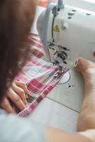 as mulheres costuram na máquina de costura