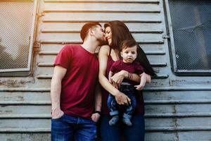 jovem família com uma criança foto