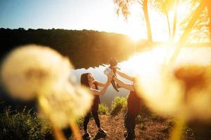 jovem família com uma criança na natureza foto