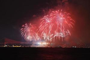 fogos de artifício sobre o estreito de bósforo foto