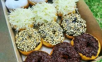 deliciosos donuts prontos para comer foto