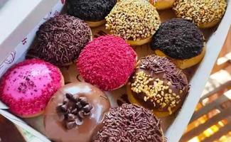 deliciosos donuts prontos para comer foto