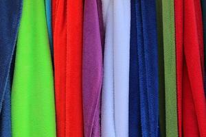 vista detalhada de perto em amostras de tecidos e tecidos em cores diferentes encontradas em um mercado de tecidos foto