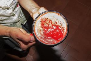 suco de tomate feito na hora em uma caneca. conceito de dieta para um estilo de vida saudável. foto