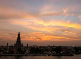 templo do pagode do amanhecer sob o céu crepuscular foto