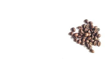 grãos de café isolados em um fundo branco com espaço de cópia foto