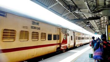 passageiro em plataformas na estação ferroviária de ludhiana foto