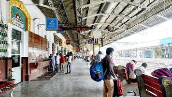 passageiro em plataformas na estação ferroviária de ludhiana foto