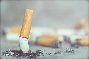 fumar cigarros de tabaco cinzeiro. foto