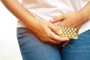 mulher toma pílulas anticoncepcionais antes do sexo. foto