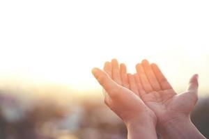 mãos humanas abrem a palma para cima adoração orando com fé e crença em deus de um apelo ao céu. conceito religião e espiritualidade com poder de esperança ou amor e devoção. tom de enchimento vintage. foto