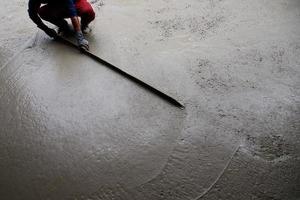 mistura de concreto é a introdução de cimento, pedra, areia e água, bem como produtos químicos adicionados e outros materiais misturados. foto